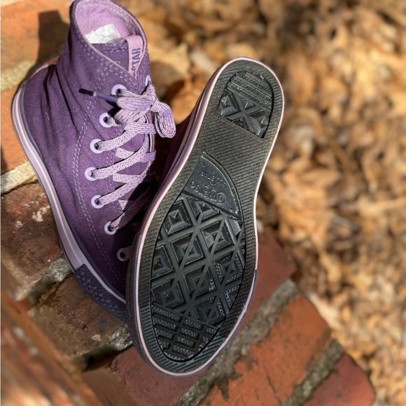 Kids Converse high tops in purple - Picture 2 of 9